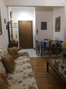 sala de estar con sofá y mesa en Dream house en Ágios Rókkos