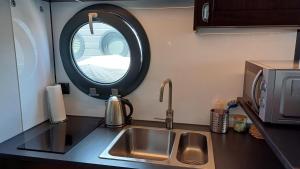 Kuchyň nebo kuchyňský kout v ubytování Hausboot La Mare Sonja