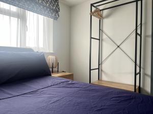 凱恩舍姆的住宿－River View，一间卧室设有紫色的床和窗户