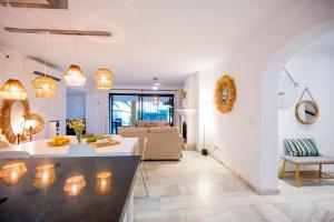 マルベーリャにあるTypical beach house Las Chapas Playa with heated poolの白い壁のリビングルーム、キッチン