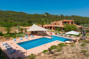 een luchtzicht op een resort met een zwembad bij Can Gasparo in Ses Paisses