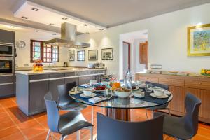 een keuken met een tafel en stoelen bij Can Gasparo in Ses Paisses