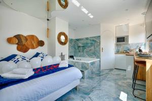 ein Schlafzimmer mit großem Bett und eine Küche in der Unterkunft welcome to Santorini in Montgeron