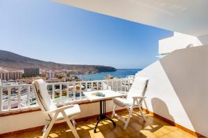 een balkon met een tafel en stoelen in een gebouw bij Apartmento Cactus II in Los Cristianos