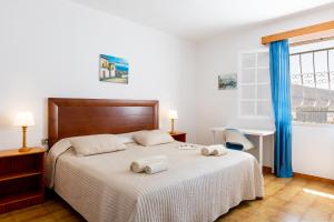 Un dormitorio con una cama con dos toallas encima. en Apartmento Cactus II, en Los Cristianos 14 fotos más