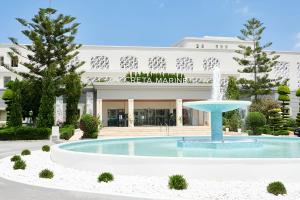 un hotel con una fontana di fronte a un edificio di Iberostar Selection Creta Marine a Panormos