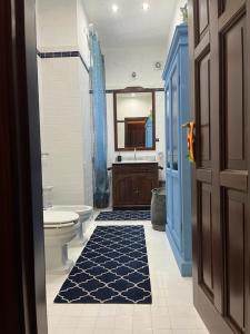 bagno con servizi igienici e lavandino di Casa vacanze villa Lido- Pangrazi Alessandra a L'Aquila