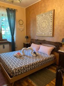 una camera con un letto in una stanza con una finestra di Casa vacanze villa Lido- Pangrazi Alessandra a L'Aquila