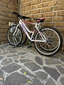 una bicicletta parcheggiata accanto a un muro di mattoni di Casa vacanze villa Lido- Pangrazi Alessandra a L'Aquila