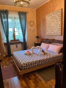 una camera da letto con un grande letto e una cucina completamente attrezzata. di Casa vacanze villa Lido- Pangrazi Alessandra a L'Aquila