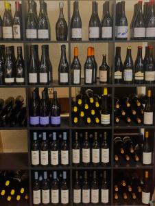 una exhibición de botellas de vino en una tienda en VIN Hotel - La Meridiana Montieri, en Montieri