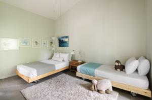 2 lits dans une chambre avec 2 animaux farcis dans l'établissement #FLH - Rose Willow - Vourvourou, à Vourvourou