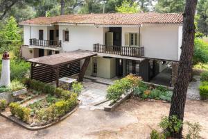 an aerial view of a house with a garden at Rose Willow, Vourvourou #FeelsLikeHome in Vourvourou