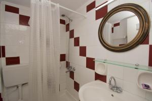 Ένα μπάνιο στο Rena Apartments +13 φωτογραφίες