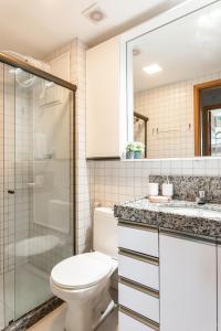uma casa de banho com um WC e um chuveiro em Flat 2 quartos em Porto, Cupe Beach Living (pé na areia). em Porto de Galinhas