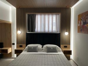 ein Schlafzimmer mit einem großen Bett und einem Fenster in der Unterkunft Taormina Rooms centro storico in Taormina
