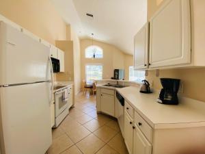 Una cocina o cocineta en Great Escapes at Southern Dunes