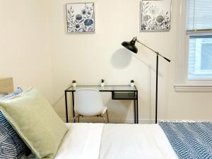 En eller flere senge i et værelse på 4 Bedroom Condo At Harvard Square and Harvard University