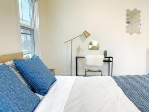 Cama ou camas em um quarto em 4 Bedroom Condo At Harvard Square and Harvard University