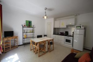 Η κουζίνα ή μικρή κουζίνα στο 80m de la plage Appartement au rdc d'une maison 1 chambre 4 couchages cour LXRV9B +7 φωτογραφίες