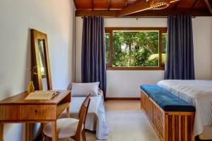 a bedroom with a bed and a desk and a window at Casa Beija Flor - Taipu de fora - Marau in Marau +94 photos