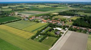 une vue aérienne sur un village dans un champ dans l'établissement Bed & Breakfast Carpe Diem Zeeland, à Serooskerke
