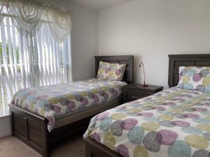 due letti uno accanto all'altro in una camera da letto di Kendra's Southern Dunes House a Haines City Altre 15 foto