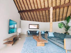 uma sala de estar com um sofá e uma mesa em Villa Baan Naí Pã em Ban Tai