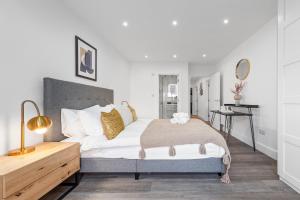 a bedroom with a large bed and a desk at SERCASA - The Hyde - Hendon Station in The Hyde