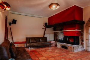 sala de estar con sofá y chimenea en Cotanda - Casa de Montaña aislada en el Macizo del Penyagolosa, en Puertomingalvo