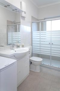 韋斯特蘭的住宿－Thyra，白色的浴室设有卫生间和水槽。