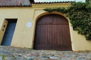 uma grande porta de garagem de madeira no lado de um edifício em Viavai em Casalborgone