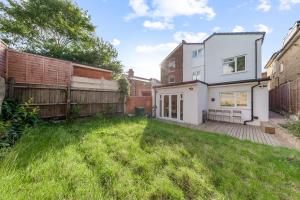 a backyard of a house with a wooden fence at SERCASA - The Hyde - Hendon Station in The Hyde