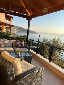 a balcony with couches and a view of the ocean at Spenny Sunrise Apartment in Xiropigado