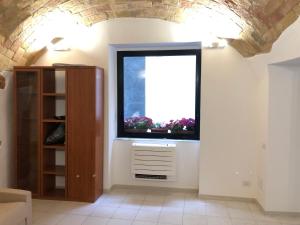 sala de estar con ventana y TV en Via Mercato 20, en Termoli