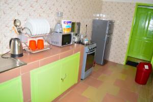 uma cozinha com um fogão e um frigorífico em Résidence Lotus em Cotonou