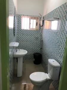 uma casa de banho com um WC e um lavatório em Résidence Lotus em Cotonou