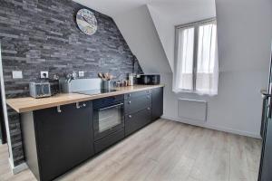 A kitchen or kitchenette at Ker Jozef - a 450m des plages T3 avec jardin