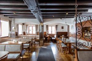 um restaurante com mesas e cadeiras num quarto em Tirolerhof em Sankt Georgen im Attergau