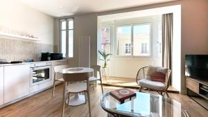 una cucina e un soggiorno con tavolo e sedie di Villa Adèle, Bow-Window vue Mer - Appt 02 a Mers-les-Bains