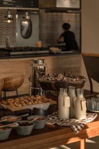 una mesa con pastas y otros productos alimenticios en Cooks Club Calvia Beach - Adults Only, en Magaluf
