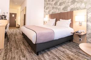 Postel nebo postele na pokoji v ubytování Quality Hotel Bordeaux Centre