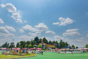 un grand parc d'attractions avec une piste de roller dans l'établissement RIN Airport Hotel, à Otopeni