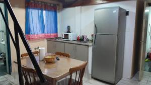 uma cozinha com uma mesa e um frigorífico em Los Marinos em Rosário