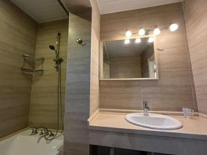 een badkamer met een wastafel, een douche en een spiegel bij ВИЛЛА 347 В ТЕКИРОВА 3+1 in Kemer