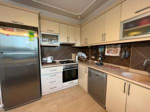 Köök või kööginurk majutusasutuses ВИЛЛА 347 В ТЕКИРОВА 3+1