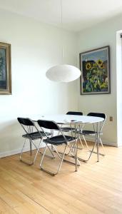 una sala da pranzo con tavolo e sedie bianchi di ApartmentInCopenhagen Apartment 700 a Copenaghen