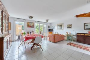 cocina y comedor con mesa y sillas en Les Rochambelles - Maison avec terrasse, en Ifs