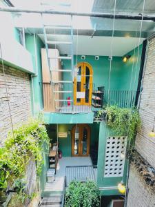 Cette chambre dispose d'un balcon et offre une vue sur une maison. dans l'établissement VY DA CENTRAL MARKET HOSTEL, à Hô-Chi-Minh-Ville