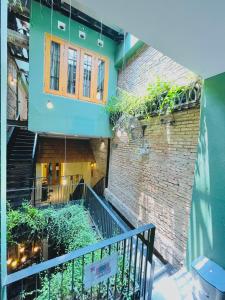 胡志明市的住宿－VY DA CENTRAL MARKET HOSTEL，一座有楼梯和砖墙的建筑